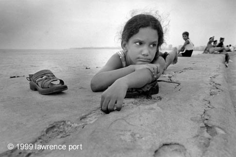 girl_malecon.jpg (26744 bytes)